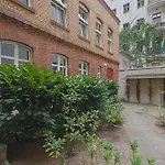 Quiet Courtyard Apartment (KB6)