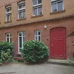 Quiet Courtyard Apartment (KB6)