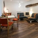 Quiet Courtyard Apartment (KB6)