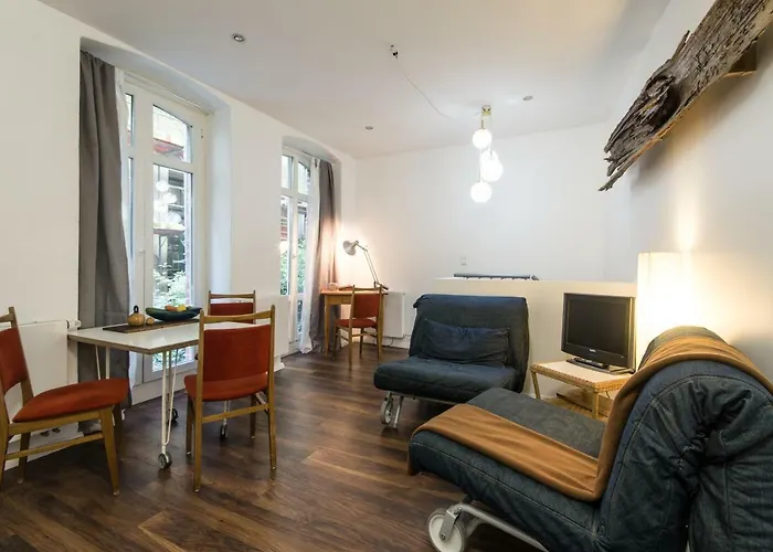 Quiet Courtyard Apartment (KB6)